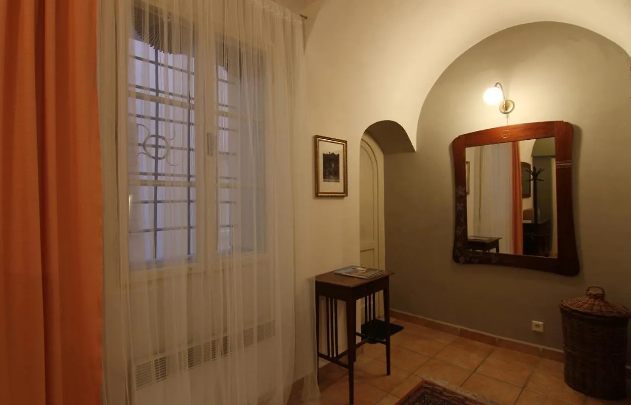 Rustic Ground Floor Apartment In Mala Strana Praha