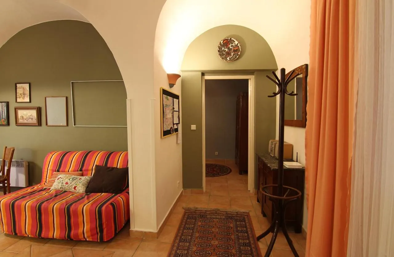 Rustic Ground Floor Apartment In Mala Strana Praha