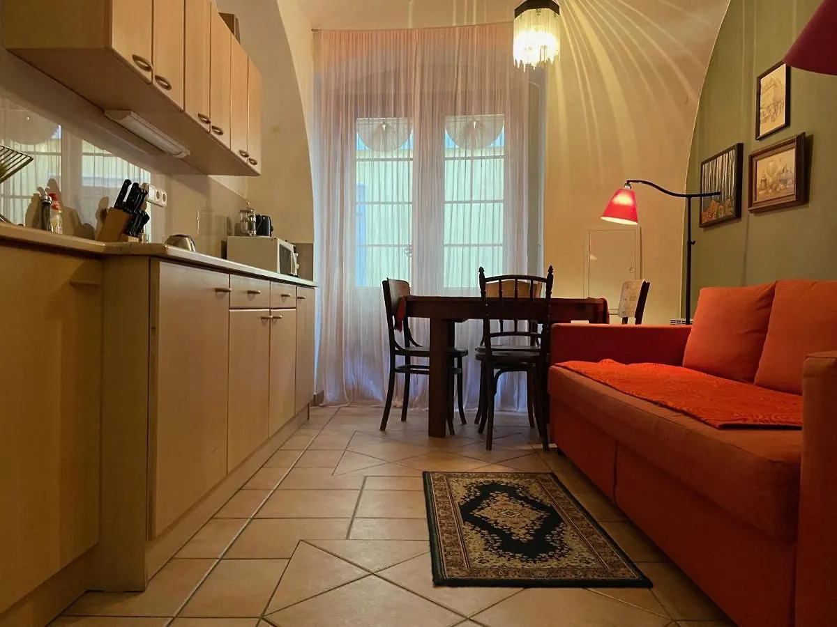 Rustic Ground Floor Apartment In Mala Strana Praha